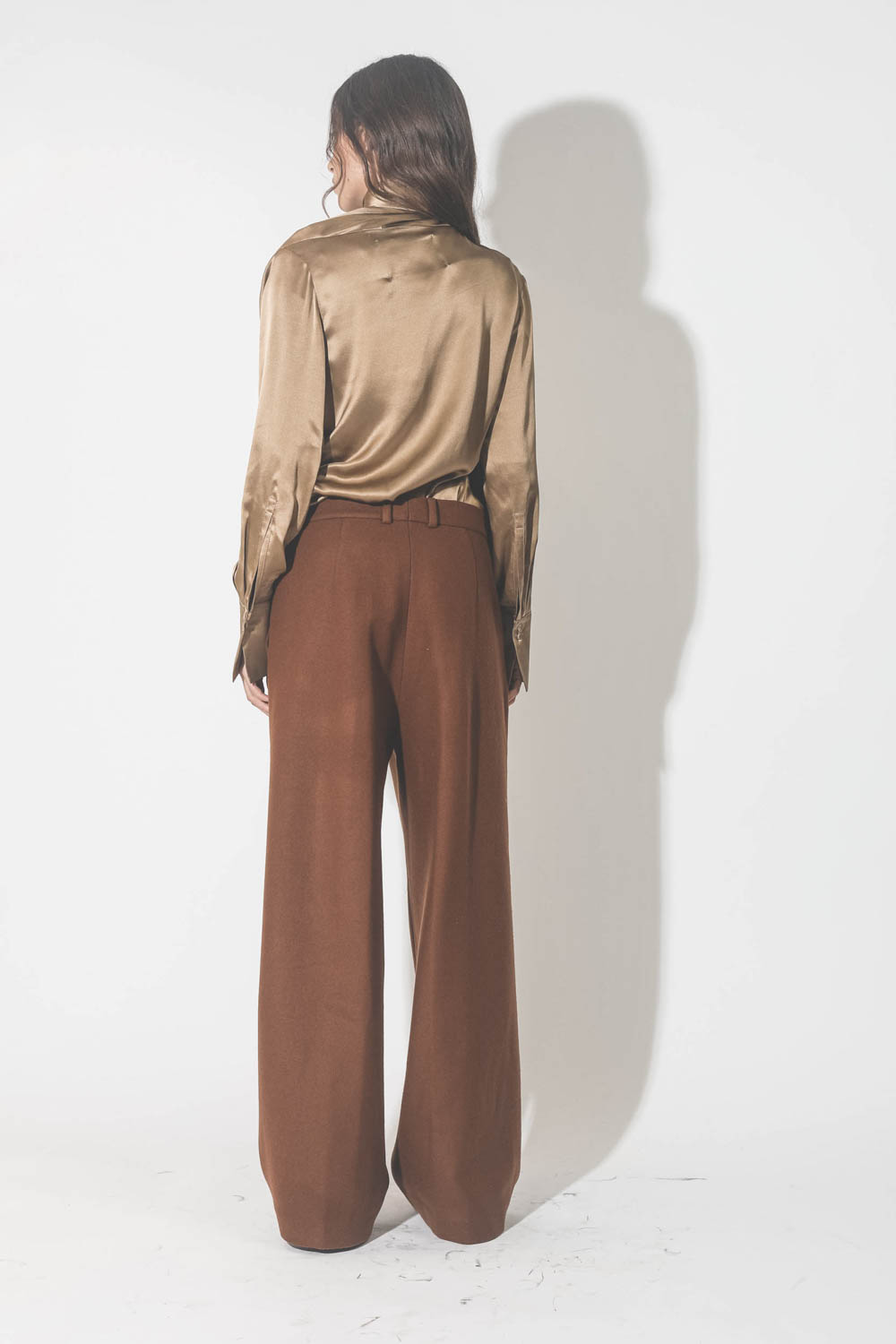 Pantalon large à pinces en drap de laine marron Vautrait. Porté de dos.