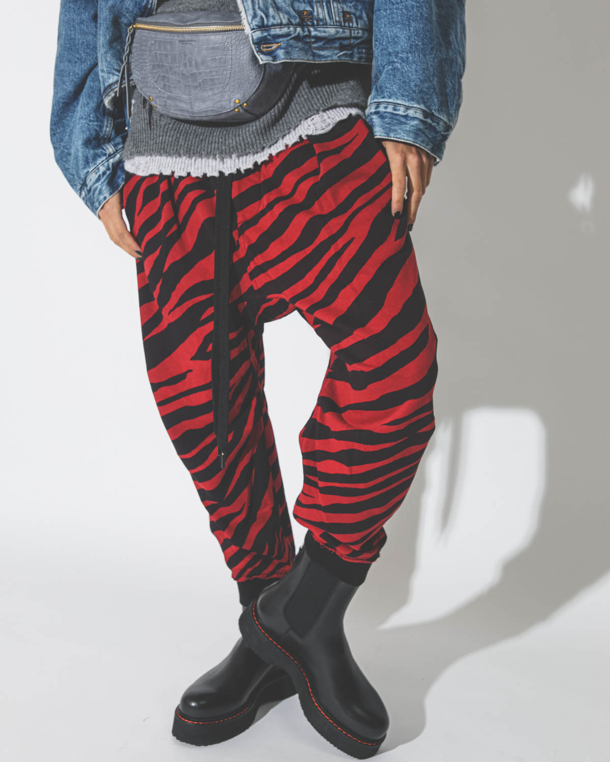 Pantalon Harem Sweatpant R13 Denim imprimé zèbre noir et rouge. 
