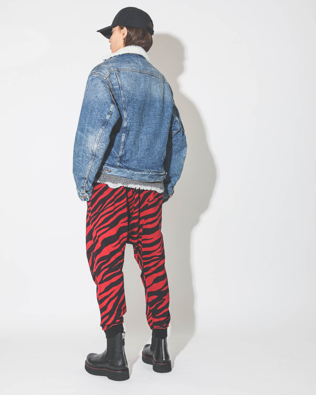 Pantalon Harem Sweatpant R13 Denim imprimé zèbre noir et rouge.