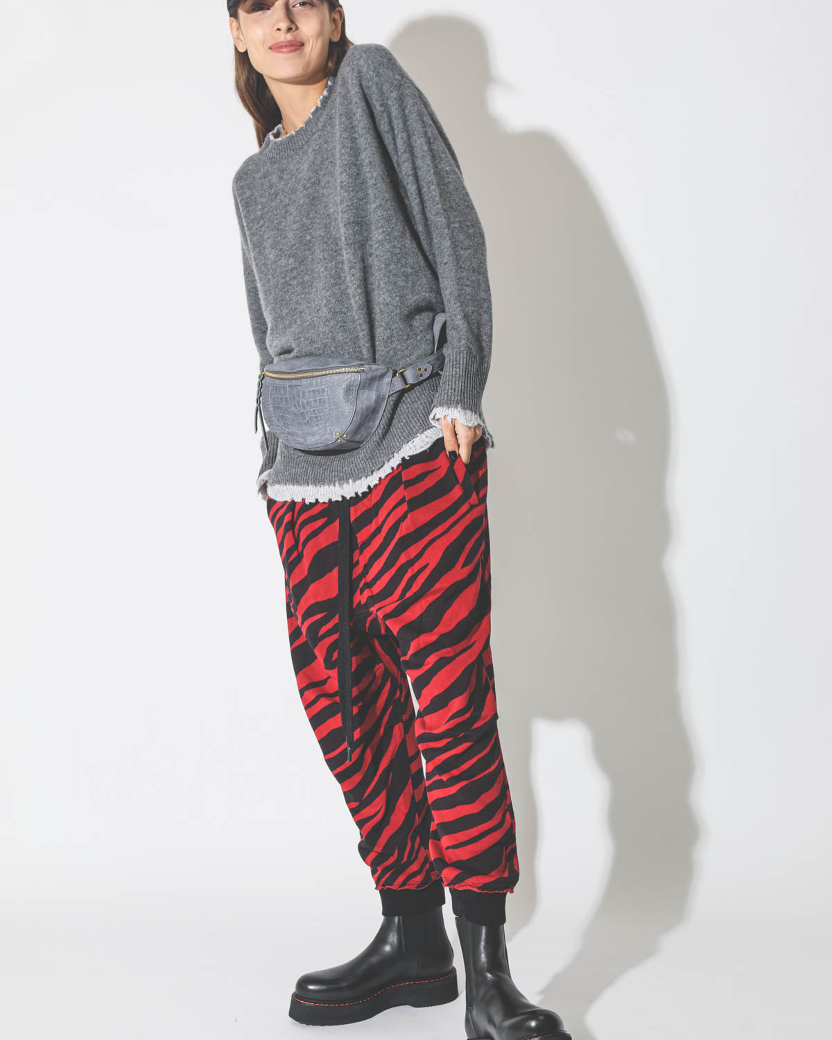 Pantalon Harem Sweatpant R13 Denim imprimé zèbre noir et rouge. 
