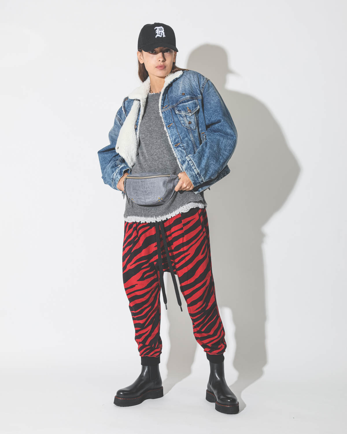 Pantalon Harem Sweatpant R13 Denim imprimé zèbre noir et rouge. 
