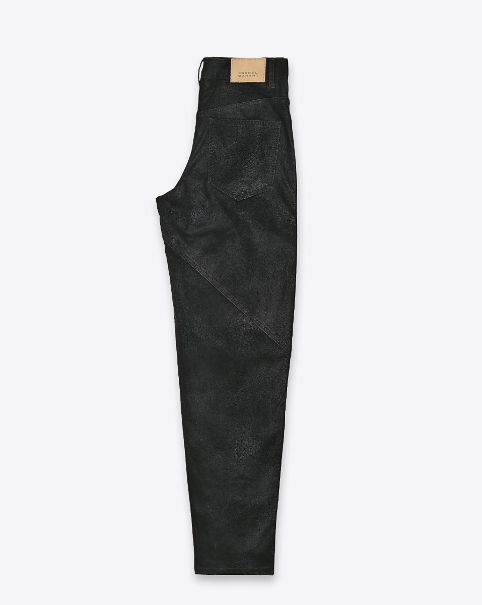 Pantalon Kelvina Isabel Marant en faux cuir noir effet vintage. Vue de profil.