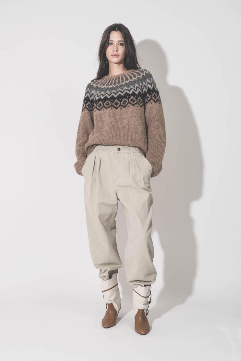 Pantalon Neriah Isabel Marant Étoile en toile de coton écru. Porté de face avec un pull en alpaga de Thibault Van Der Straete.