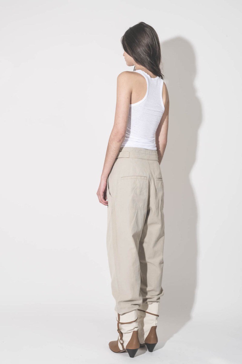 Pantalon Neriah Isabel Marant Étoile en toile de coton écru. Porté de dos avec un débardeur Isabel Marant Étoile.