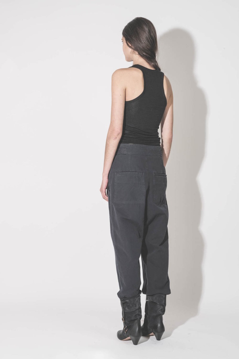 Pantalon Neriah Isabel Marant Étoile en coton et lin noir délavé, porté de dos avec un débardeur Isabel Marant Étoile.