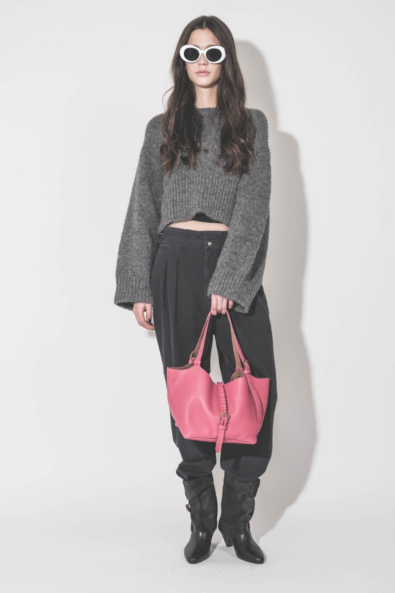 Pantalon Neriah Isabel Marant Étoile en coton et lin noir délavé, porté avec un mini-cabas en cuir rose Jérôme Dreyfuss.