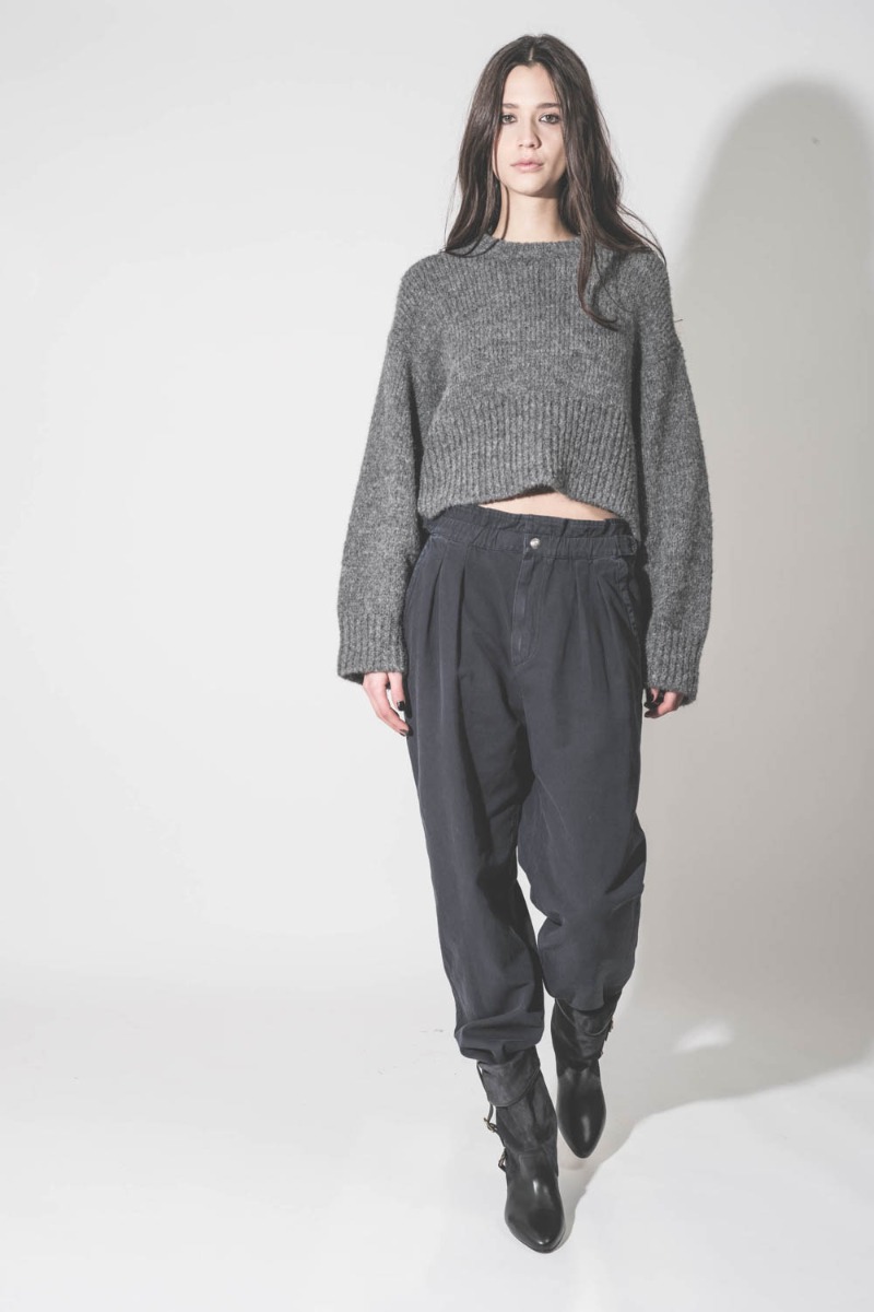 Pantalon Neriah Isabel Marant Étoile en coton et lin noir délavé, porté de face avec un pull court en alpaga Thibault Van Der Straete.