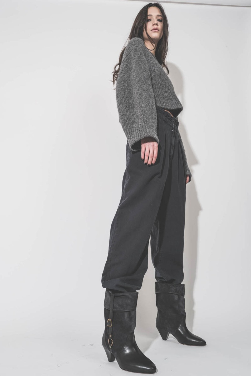 Pantalon Neriah Isabel Marant Étoile en coton et lin noir délavé, porté de profil avec des boots Isabel Marant.