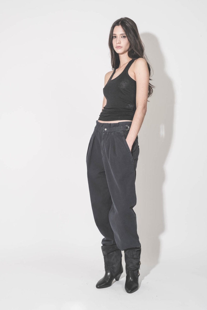 Pantalon Neriah Isabel Marant Étoile en coton et lin noir délavé, porté de profil avec un débardeur Isabel Marant Étoile.