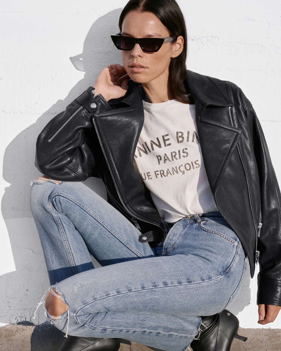 T-shirt Cohen Tee Paris Stencil Anine Bing en jersey de coton léger ivoire porté sous un perfecto noir.