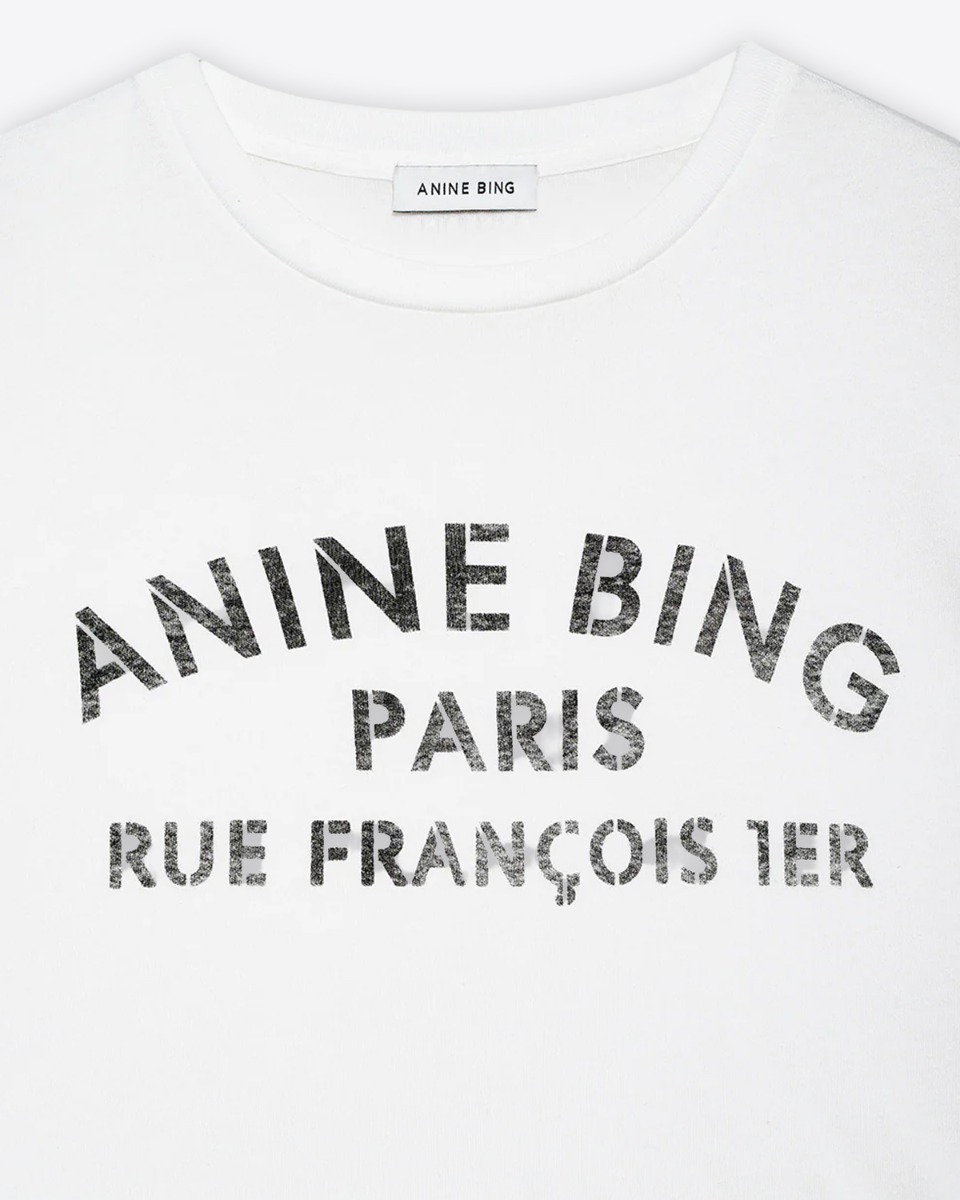 T-shirt Cohen Tee Paris Stencil Anine Bing en jersey de coton léger ivoire. Détail de la sérigraphie noire délavée " ANINE BING PARIS RUE FRANCOIS 1 ER " 