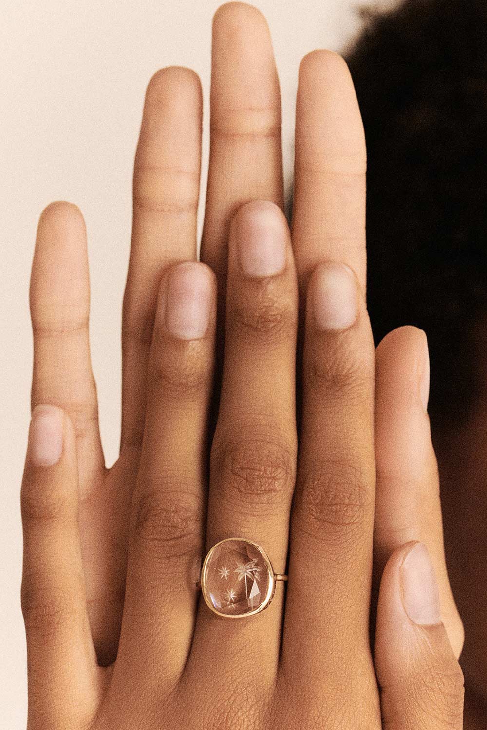 Produit Bague Alba Pascale Monvoisin en or jaune avec pierre cristal de roche. Vue portée. 