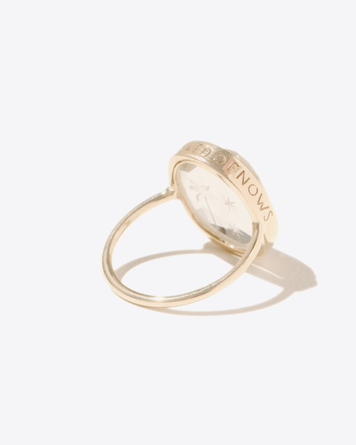 Bague Alba Pascale Monvoisin en or jaune avec pierre cristal de roche. Vue arrière. 