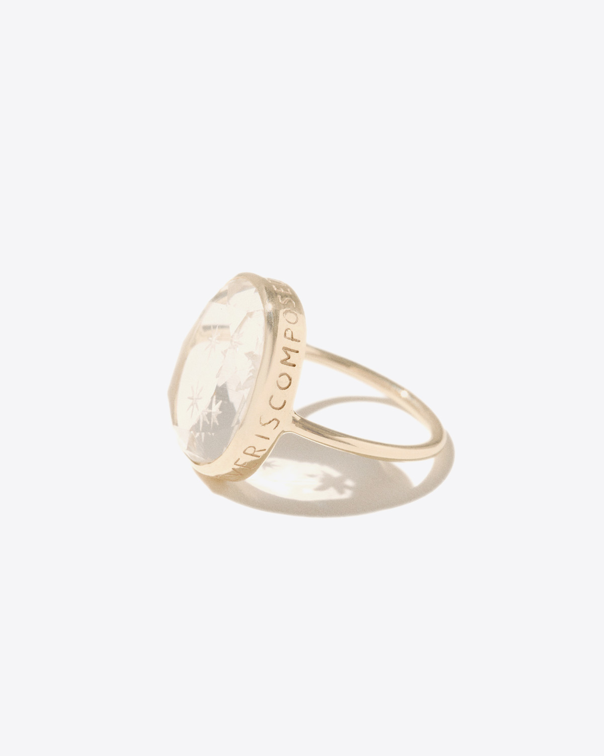 Bague Alba Pascale Monvoisin en or jaune avec pierre cristal de roche. Vue profil 