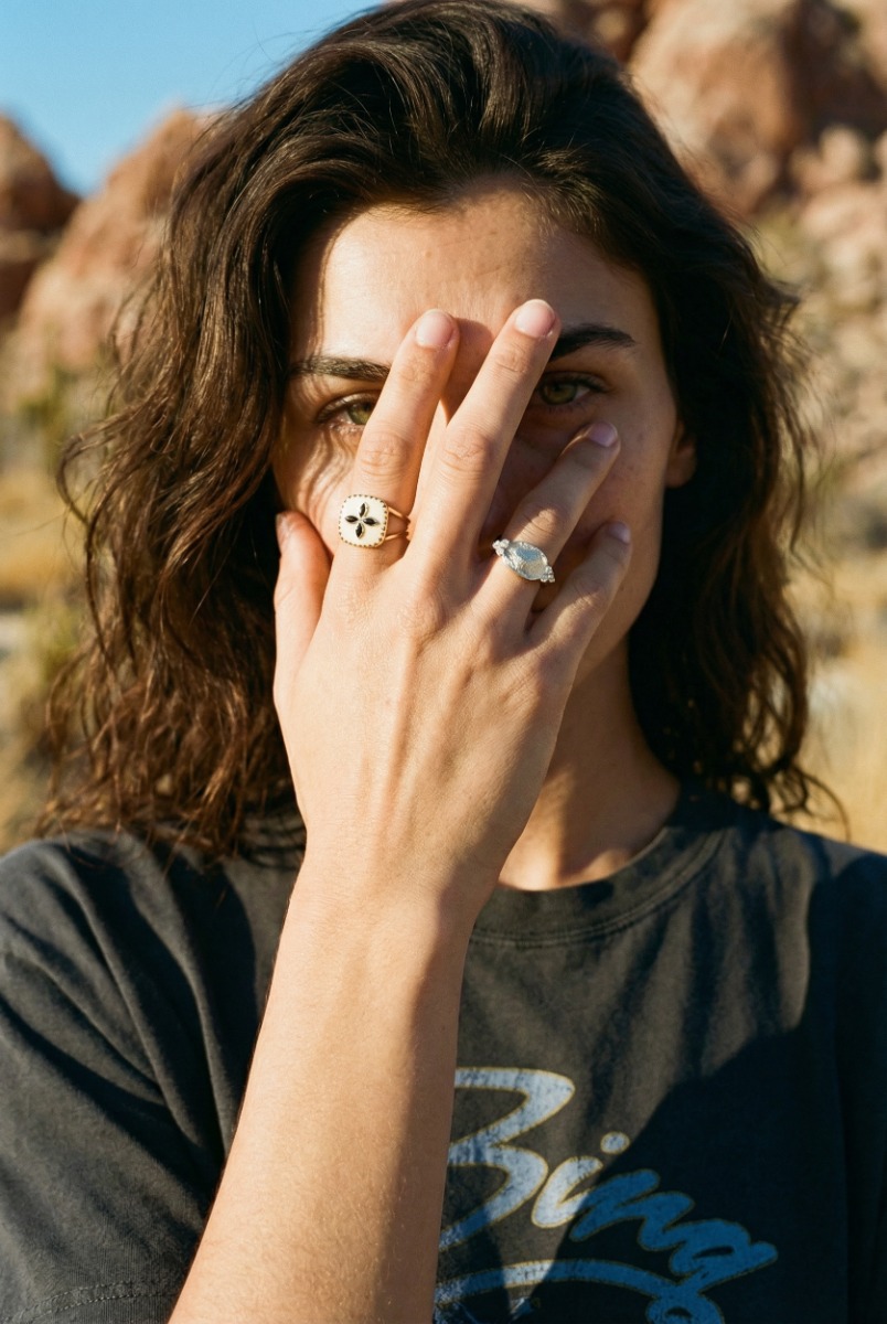 Bague Bowie N&deg;2 Pascale Monvoisin en or jaune 9 carats, r&eacute;sine blanche et onyx noir, port&eacute;e de face.