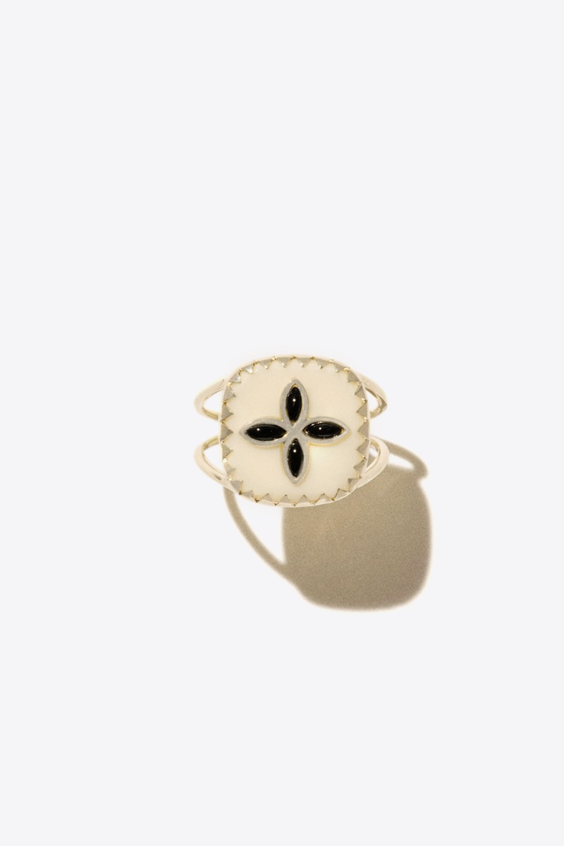 Produit Bague Bowie N°2 Pascale Monvoisin en or jaune 9 carats, résine blanche et onyx noir. Vue de face.