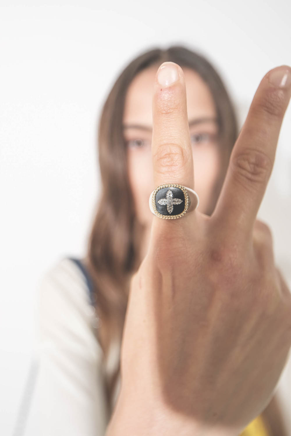 Produit Bague chevalière en or jaune et or blanc fond noir et croix en diamants Polki Bowie Pascale Monvoisin. Porté à l'index.