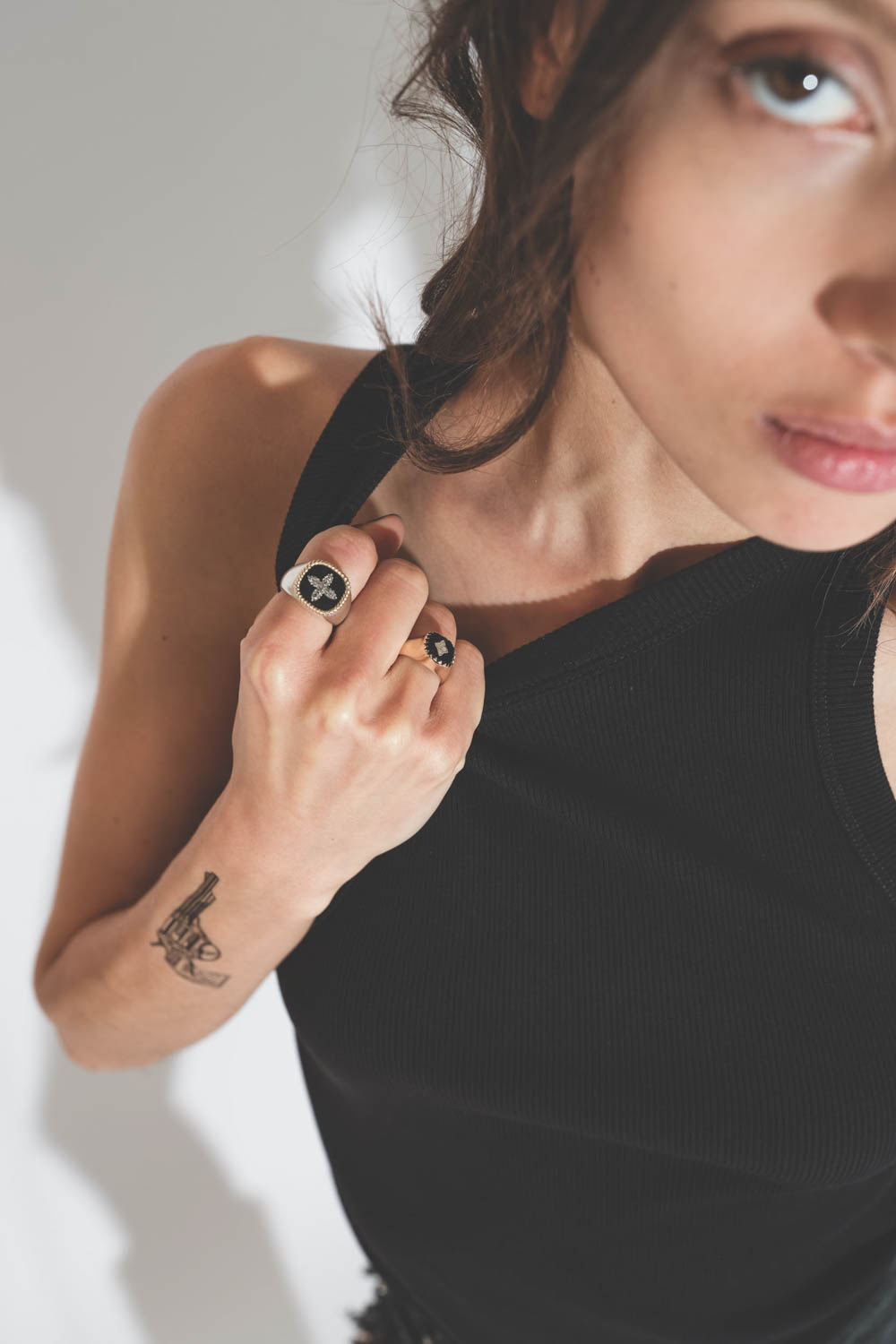 Bague chevalière Pierrot noir en or et diamants Pascale Monvoisin. Porté à l'annuaire avec la chevalière Bowie noire.