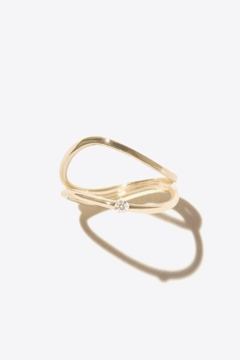 Bague Dune N&deg; 2 Pascale Monvoisin en or jaune 9 carats et diamants. Vue de face.