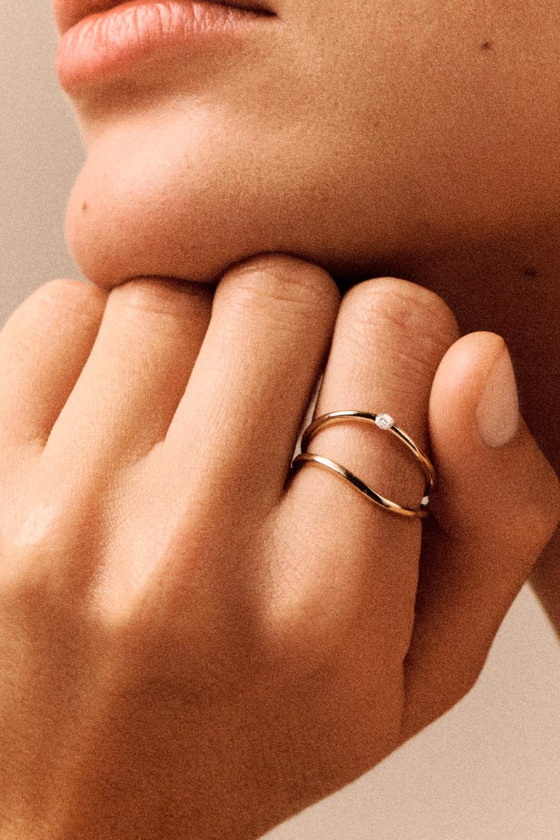 Bague Dune N&deg; 2 Pascale Monvoisin en or jaune 9 carats et diamants, port&eacute;e &agrave; l'index.