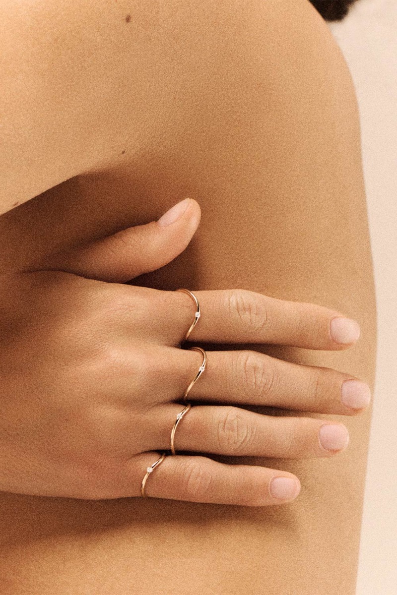 Produit Bague Dune N°1 Pascale Monvoisin en or jaune et diamant, portée en accumulation.