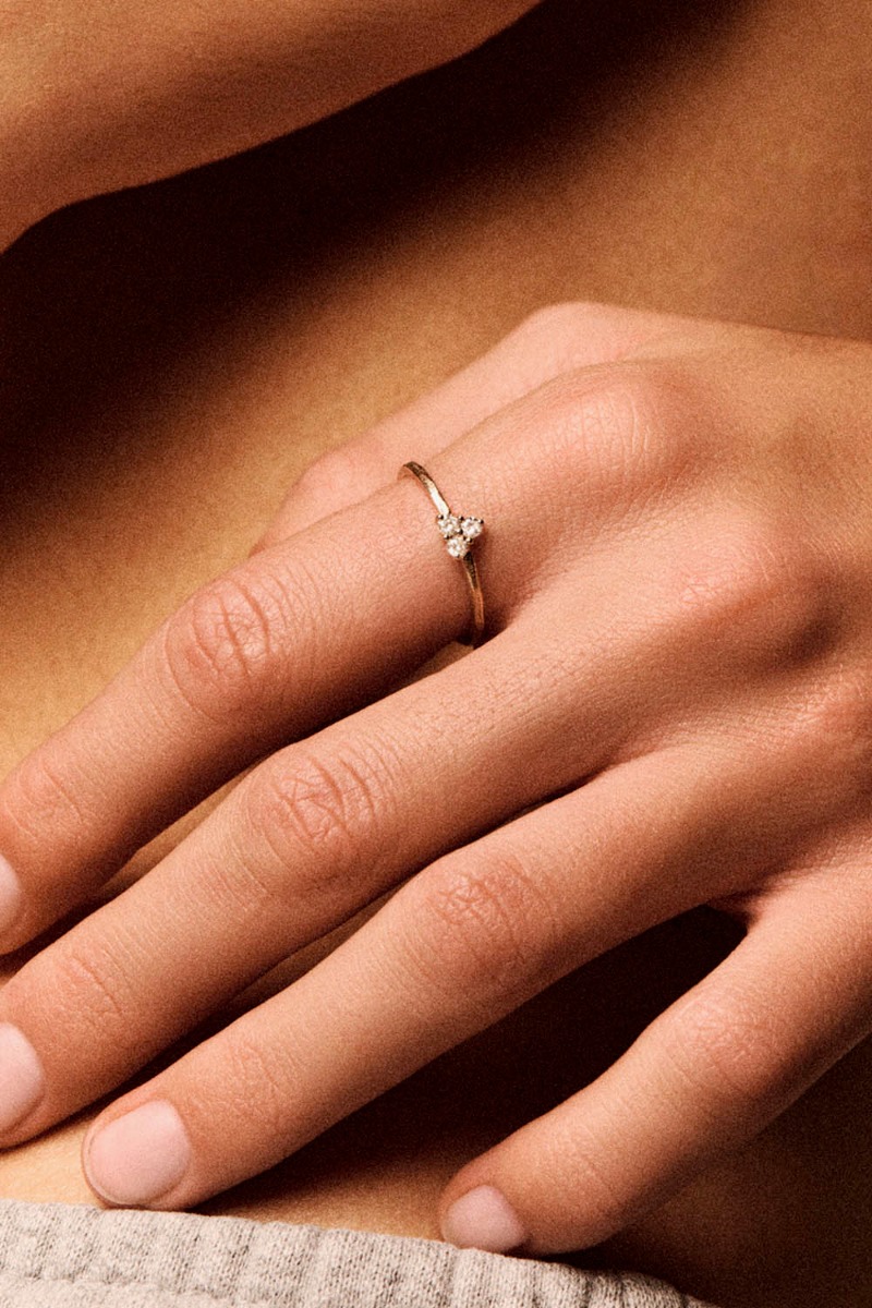 Bague Gaby N&deg;1 Pascale Monvoisin en or jaune et diamant,  port&eacute;e &agrave; l'index.