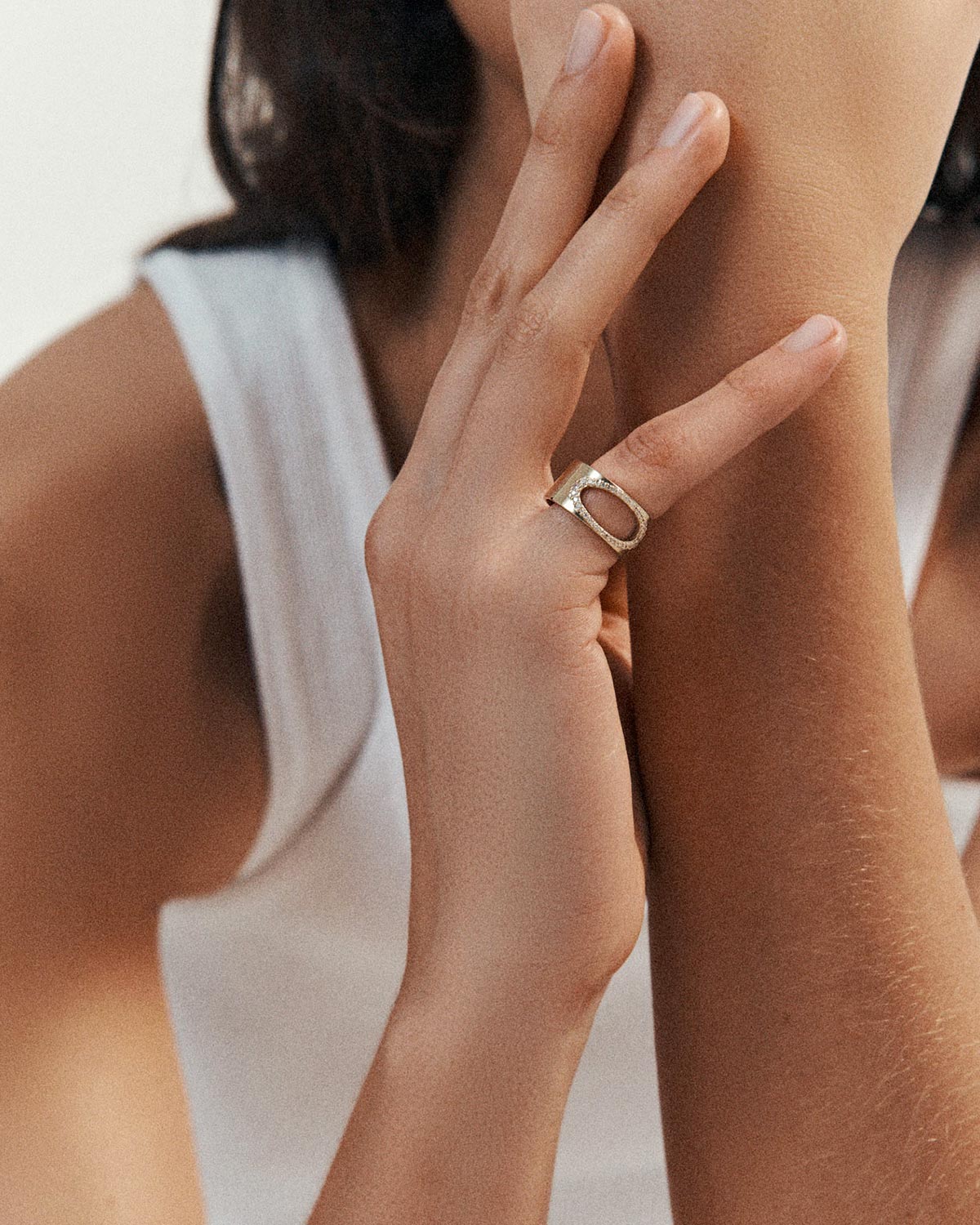Produit Pascale Monvoisin Bague Gigi or Jaune et saphirs blancs. Porté à l'auriculaire. 