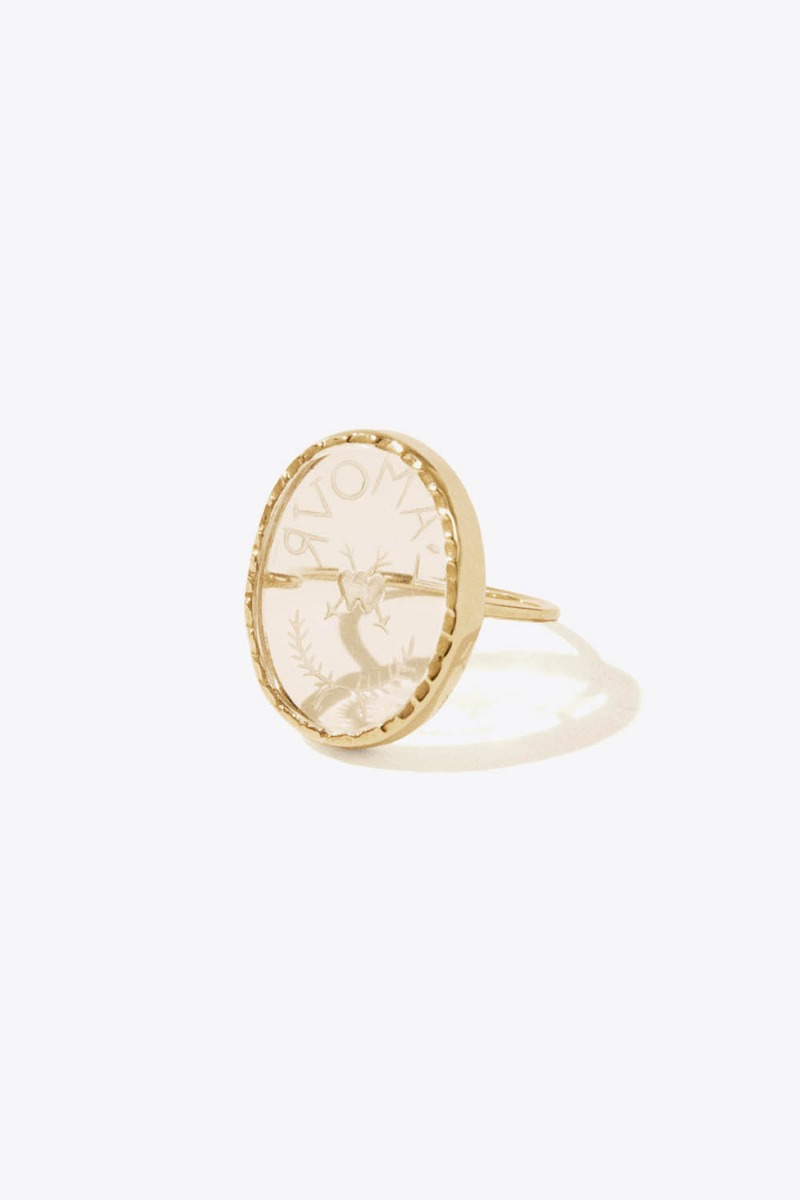 Bague L'amour Cristal Pascale Monvoisin en or jaune et cristal de roche grav&eacute;, vue de face.