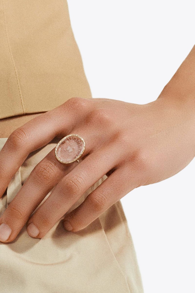 Bague L'amour Cristal Pascale Monvoisin en or jaune et cristal de roche grav&eacute;, port&eacute;e au majeur.