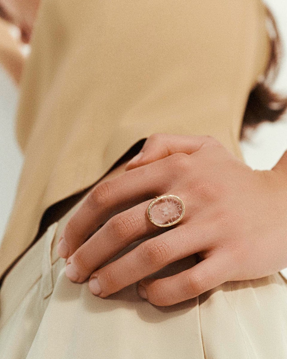 Bague L'amour Cristal Pascale Monvoisin en or jaune et cristal de roche grav&eacute;, port&eacute;e de face au majeur.