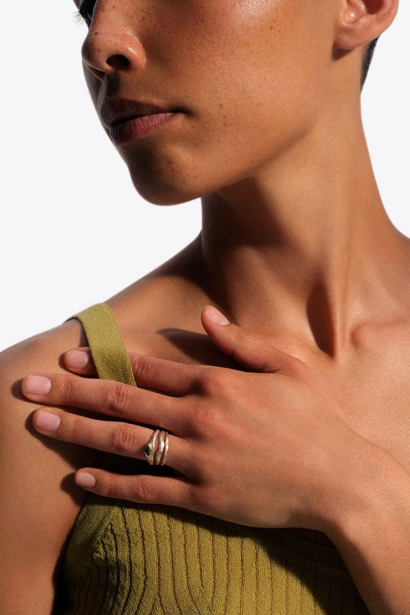 Bague Noor N&deg;2 Pascale Monvoisin en or jaune, &eacute;meraude et diamant, port&eacute;e &agrave; l'annuaire.