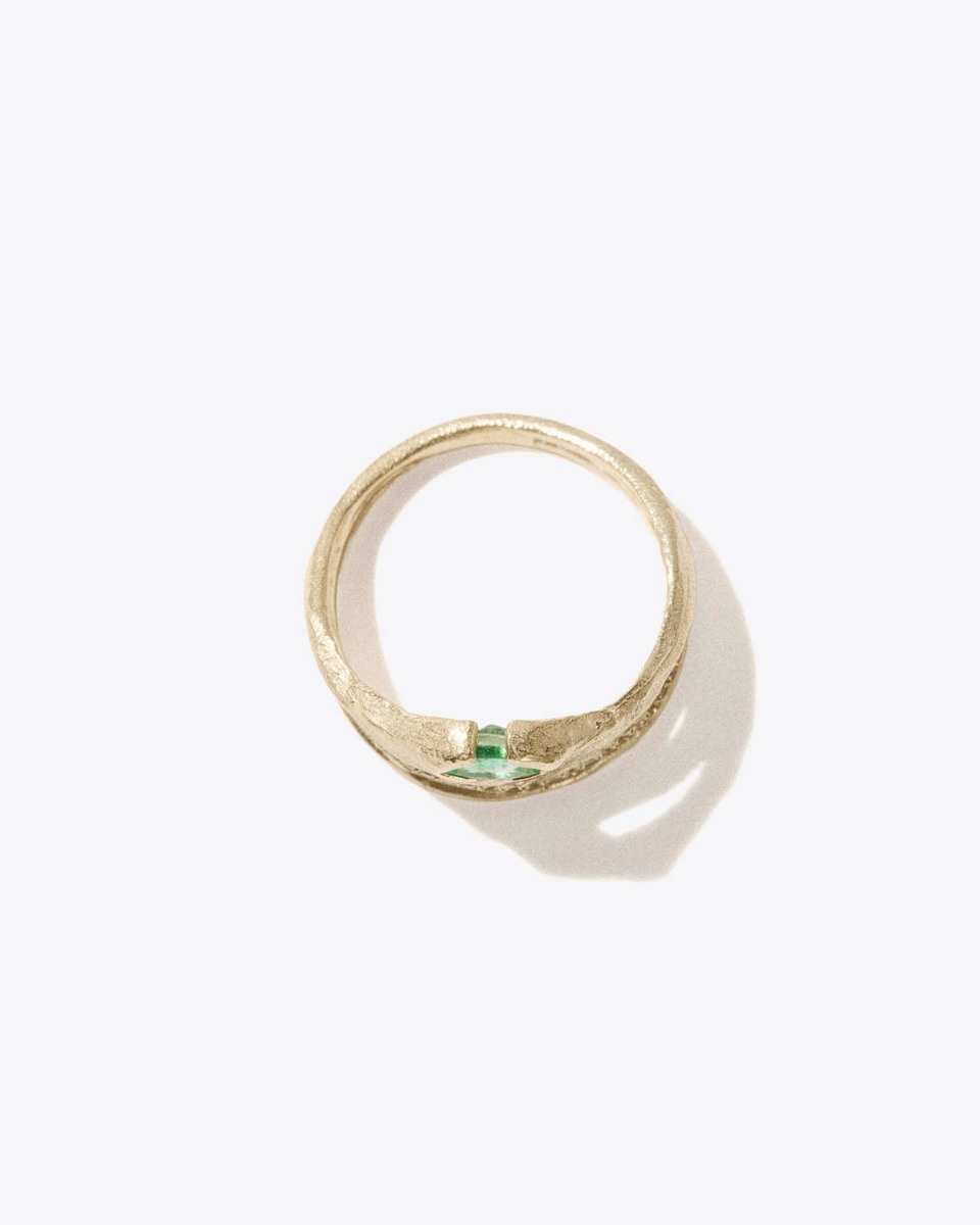 Bague Noor N&deg;2 Pascale Monvoisin en or jaune, &eacute;meraude et diamant, vue de profil.