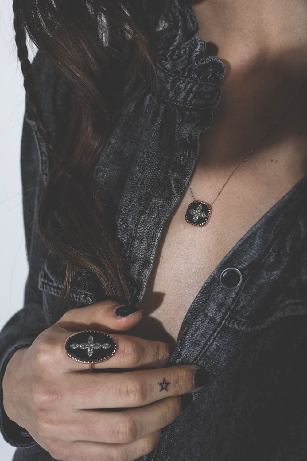 Bague Bakélite noire serti d'or rose et étoile diamantée Bowie N°3 Pascale Monvoisin. Porté avec un collier Bowie assorti. 