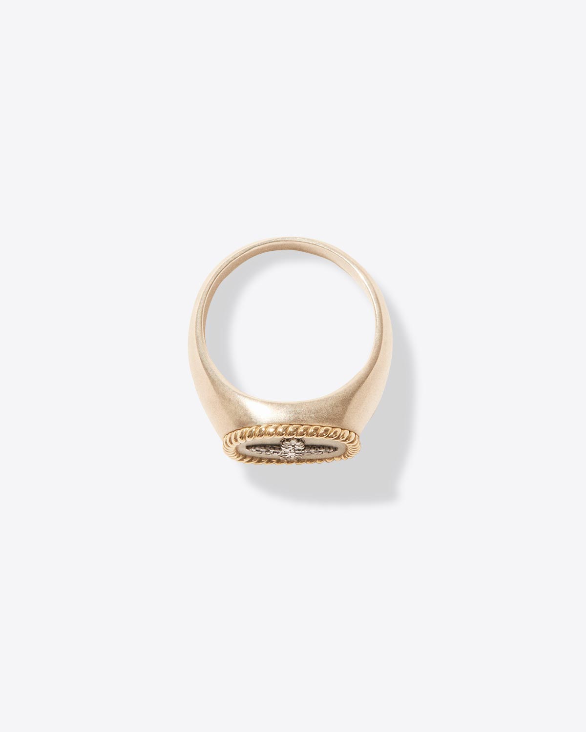 Bague Chevalière en or jaune et or blanc croix diamant Polki sur fond blanc Bowie Pascale Monvoisin. Profil. 
