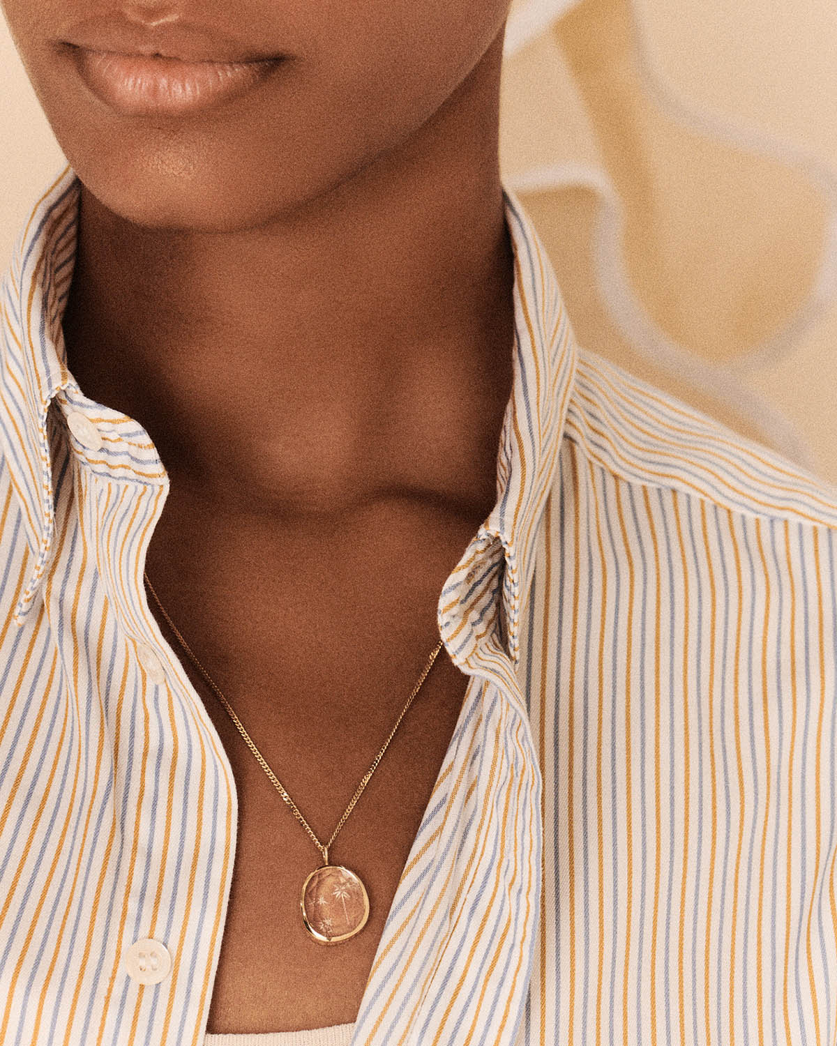 Collier Alba N°1 Pascale Monvoisin en or jaune avec pendentif cristal de roche gravé à la main. Vue porté autour du cou. 