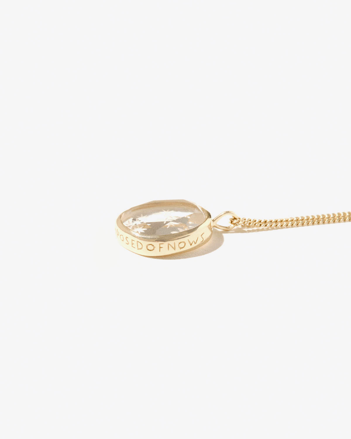 Collier Alba N°1 Pascale Monvoisin en or jaune avec pendentif cristal de roche gravé à la main. Vue médaillon gravé. 