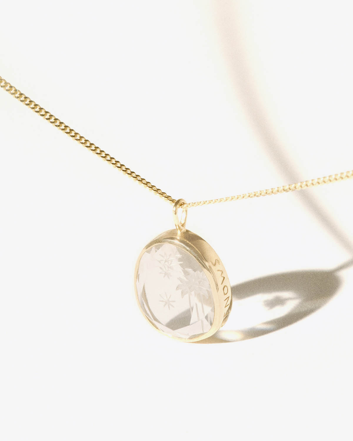 Collier Alba N°1 Pascale Monvoisin en or jaune avec pendentif cristal de roche gravé à la main. Vue médaillon gravé. 
