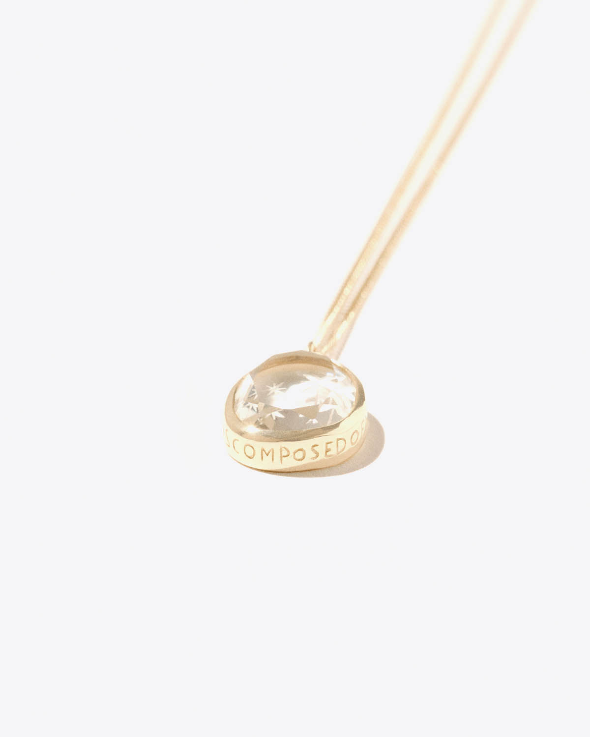 Collier Alba N°1 Pascale Monvoisin en or jaune avec pendentif cristal de roche gravé à la main. Vue médaillon gravé. 