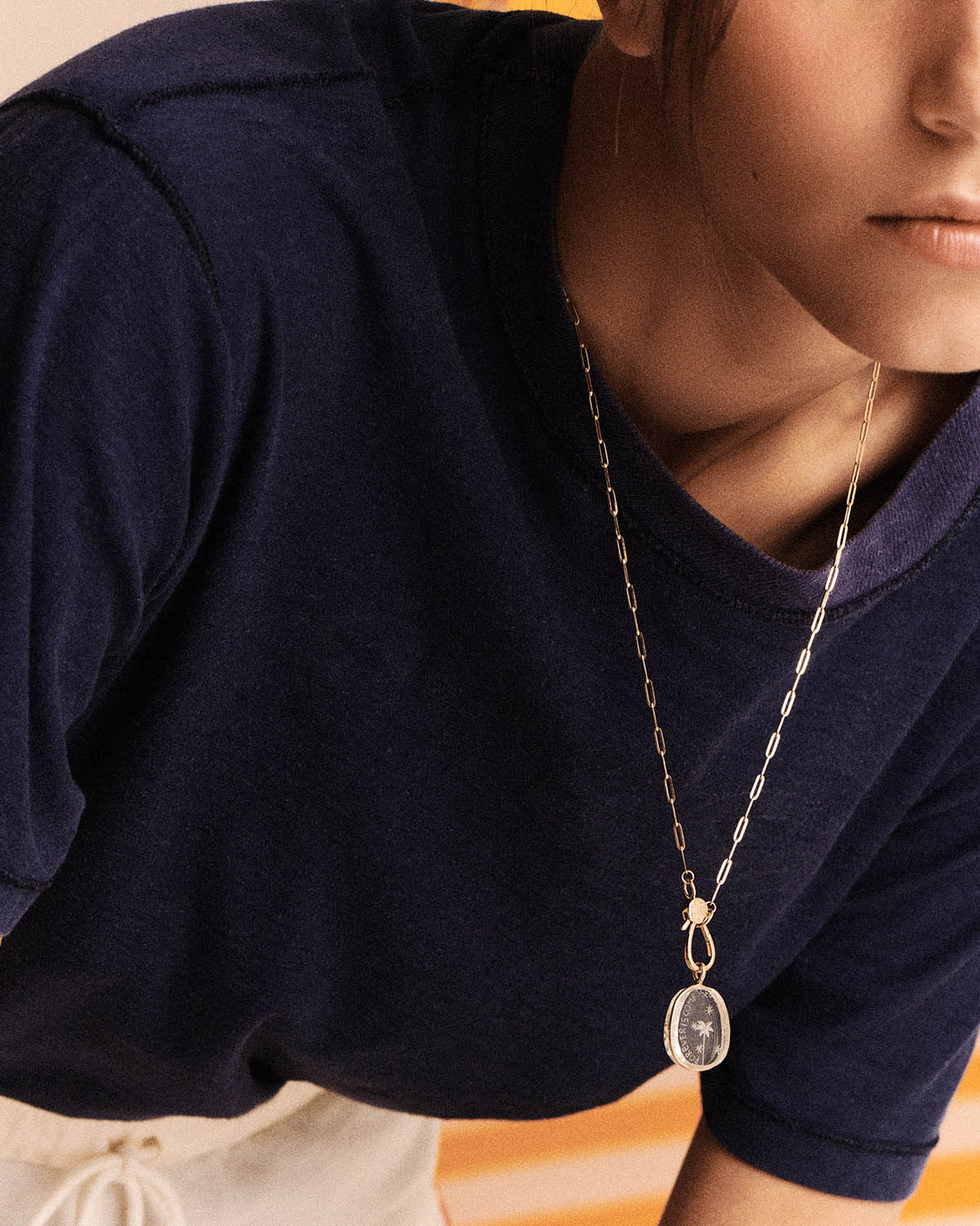 Collier Alba N°2 Pascale Monvoisin en or jaune avec pendentif cristal de roche gravé à la main. Vue porté au cou. 