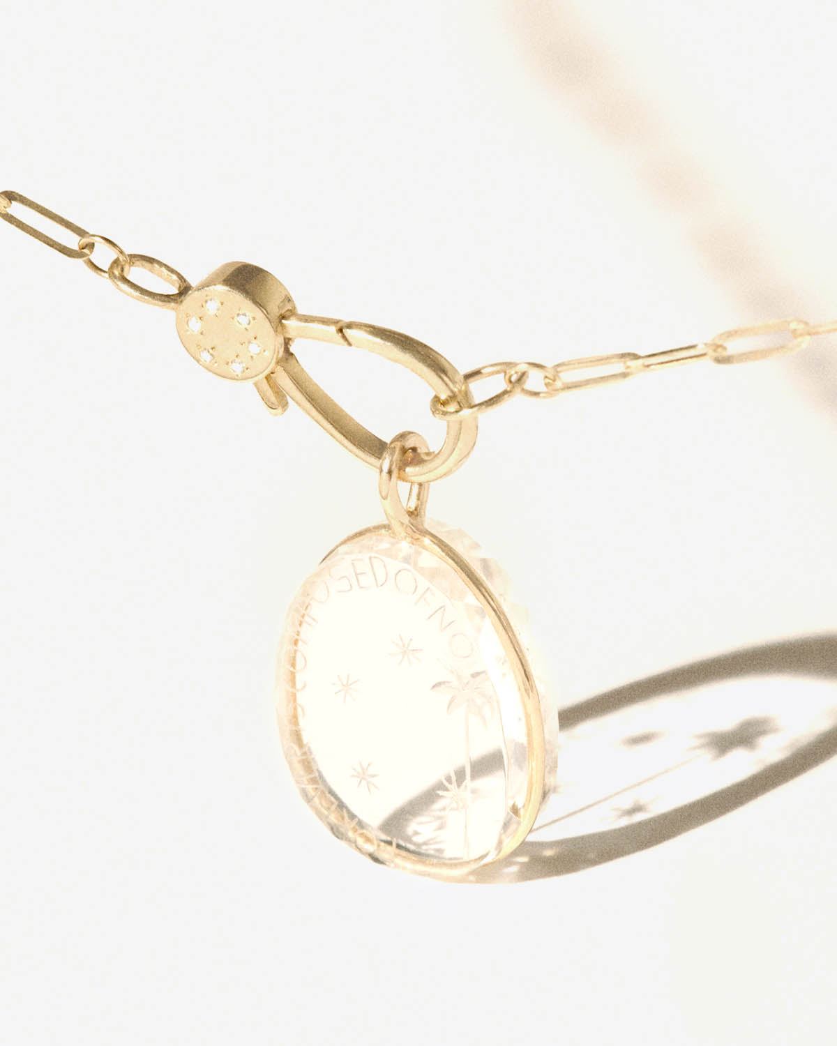Collier Alba N°2 Pascale Monvoisin en or jaune avec pendentif cristal de roche gravé à la main.  Vue détail du médaillon. 