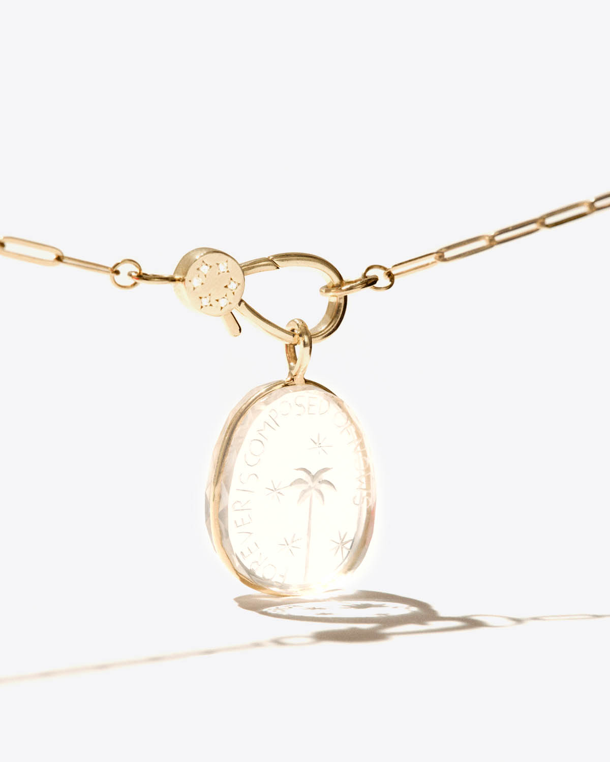 Collier Alba N°2 Pascale Monvoisin en or jaune avec pendentif cristal de roche gravé à la main.  Vue détail du médaillon. 