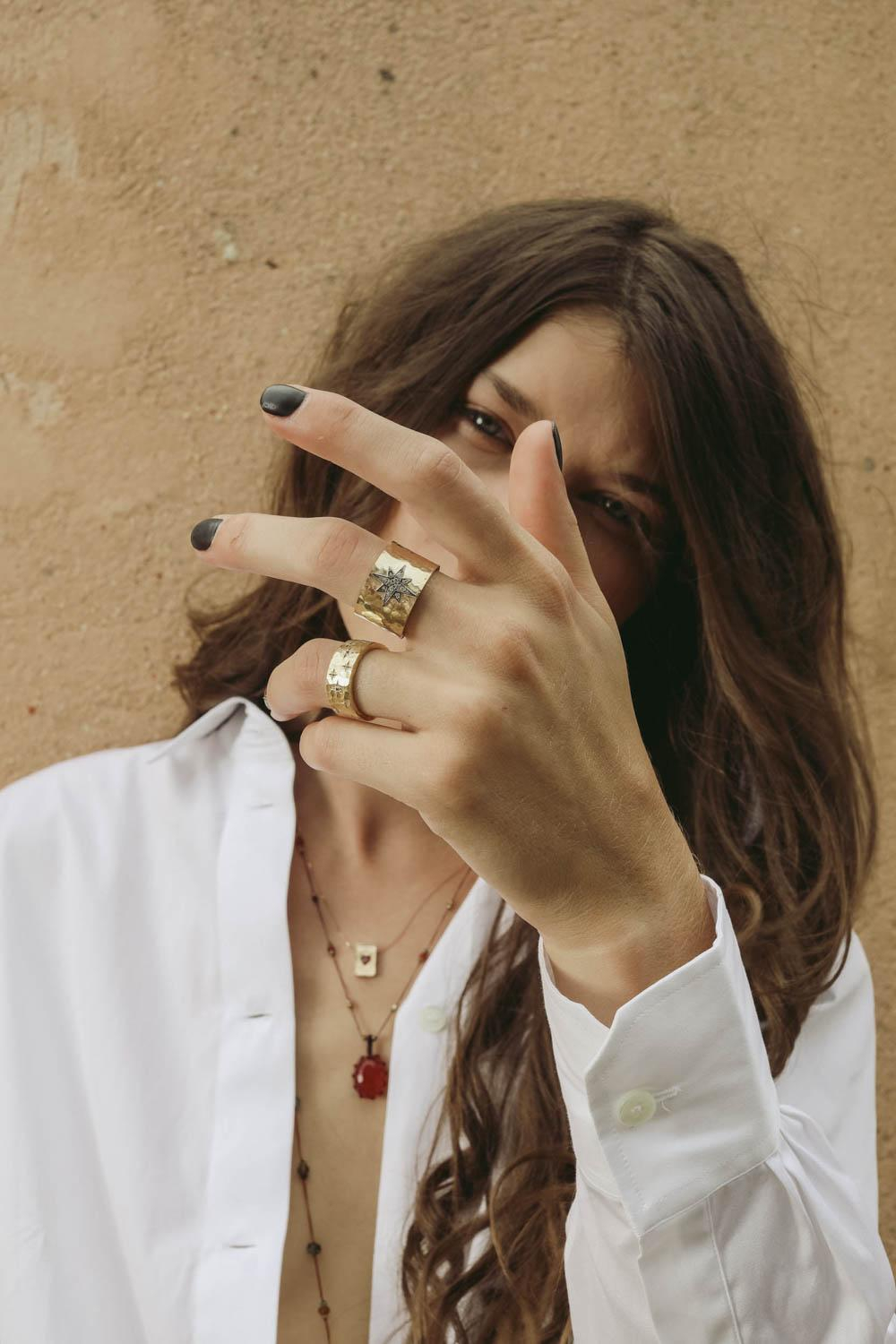 Collier L'amour Grenat Pascale Monvoisin. Porté avec des bagues Feidt Paris.