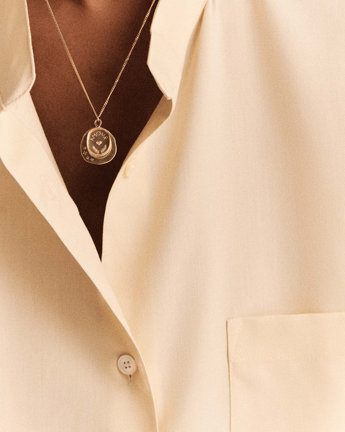 Collier l'Amour pendentif Pascale Monvoisin en or. Vue porté. 
