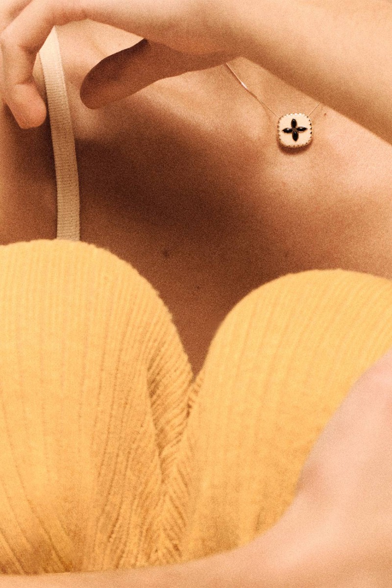 Produit Collier Bowie Pascale Monvosin en or jaune 9 carats, résine blanche et onyx noir, porté.