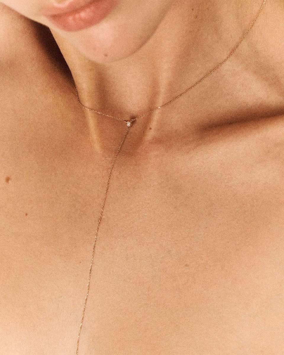 Collier cha&icirc;ne Dune Pascale Monvoisin en or jaune, 9 carats, diamant, port&eacute;.