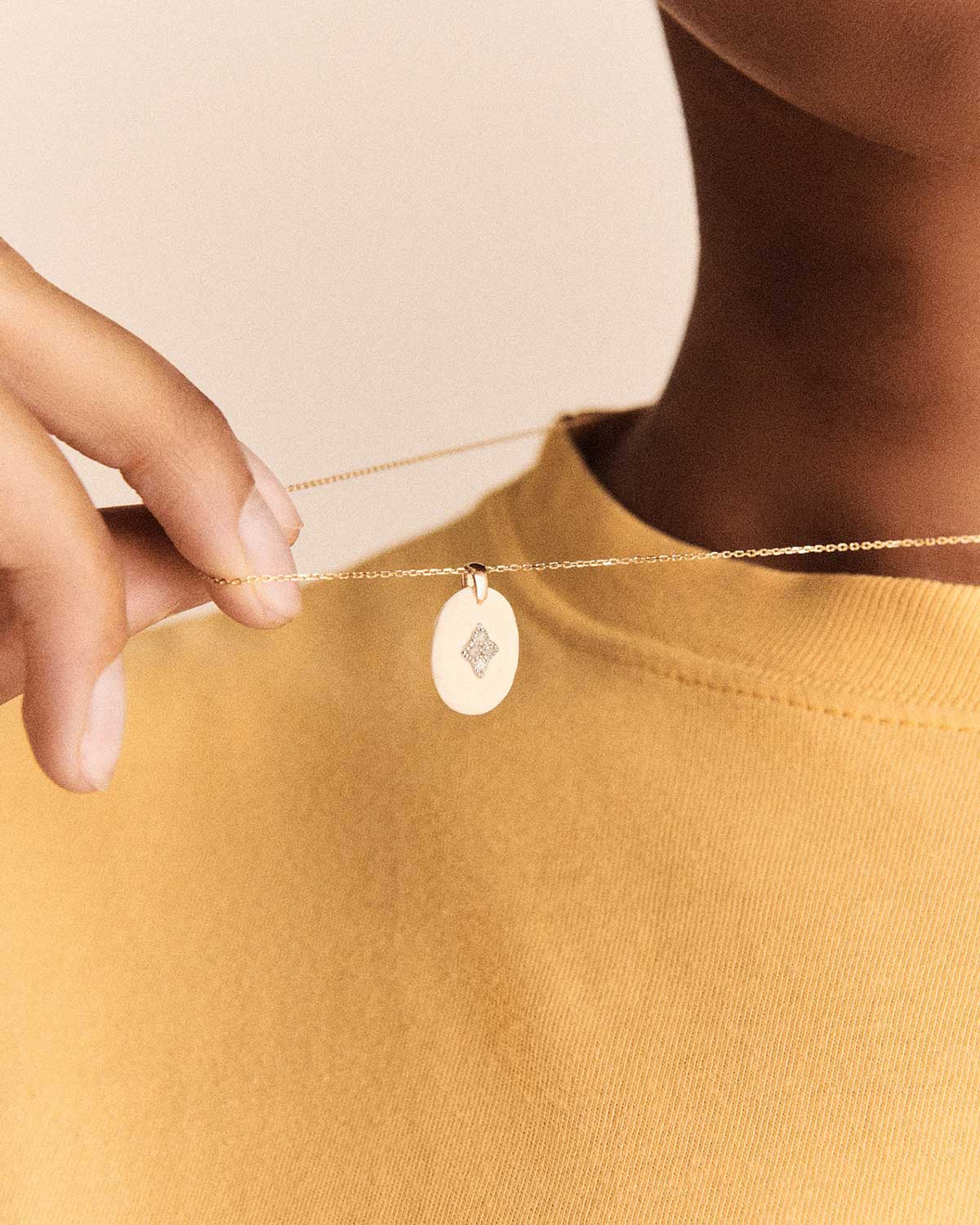 Produit Collier Gina Pascale Monvoisin avec chaine en or et pendentif blanc et diamants.