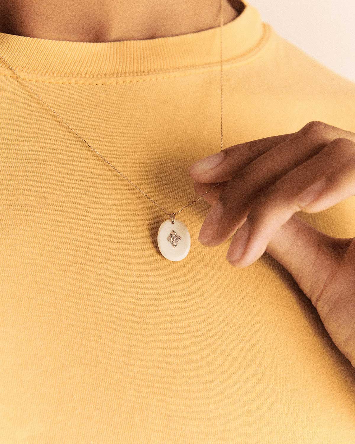Collier Gina Pascale Monvoisin avec chaine en or et pendentif blanc et diamants.