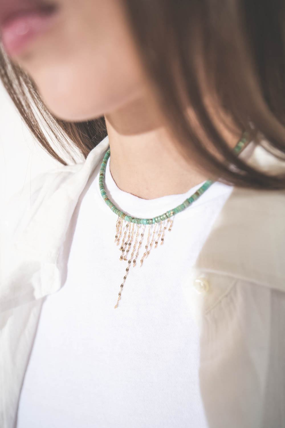 Collier ras du cou en turquoise et chaines en or jaune Taylor N°3 Pascale Monvoisin. Porté de face sur un tee-shirt blanc Peak Shoulder The Great et une chemise en voile de coton blanche Cove The Great.