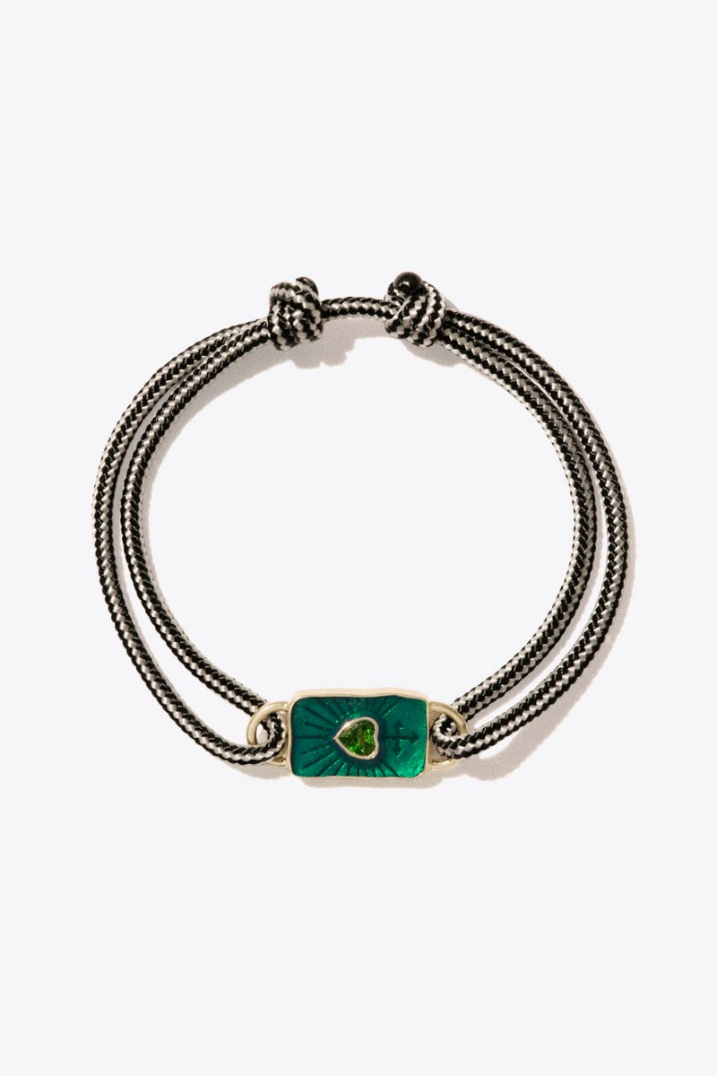 Bracelet Deva Pascale Monvoisin, m&eacute;daillon en or jaune, diopside et r&eacute;sine verte sur cordon bicolore ajustable.