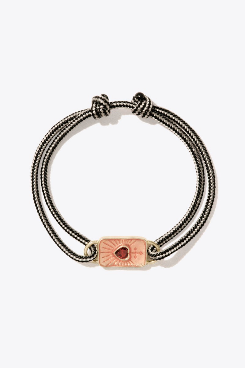 Bracelet Deva Pascale Monvoisin en or jaune, grenat et r&eacute;sine sur cordon bicolore ajustable, vu de face.